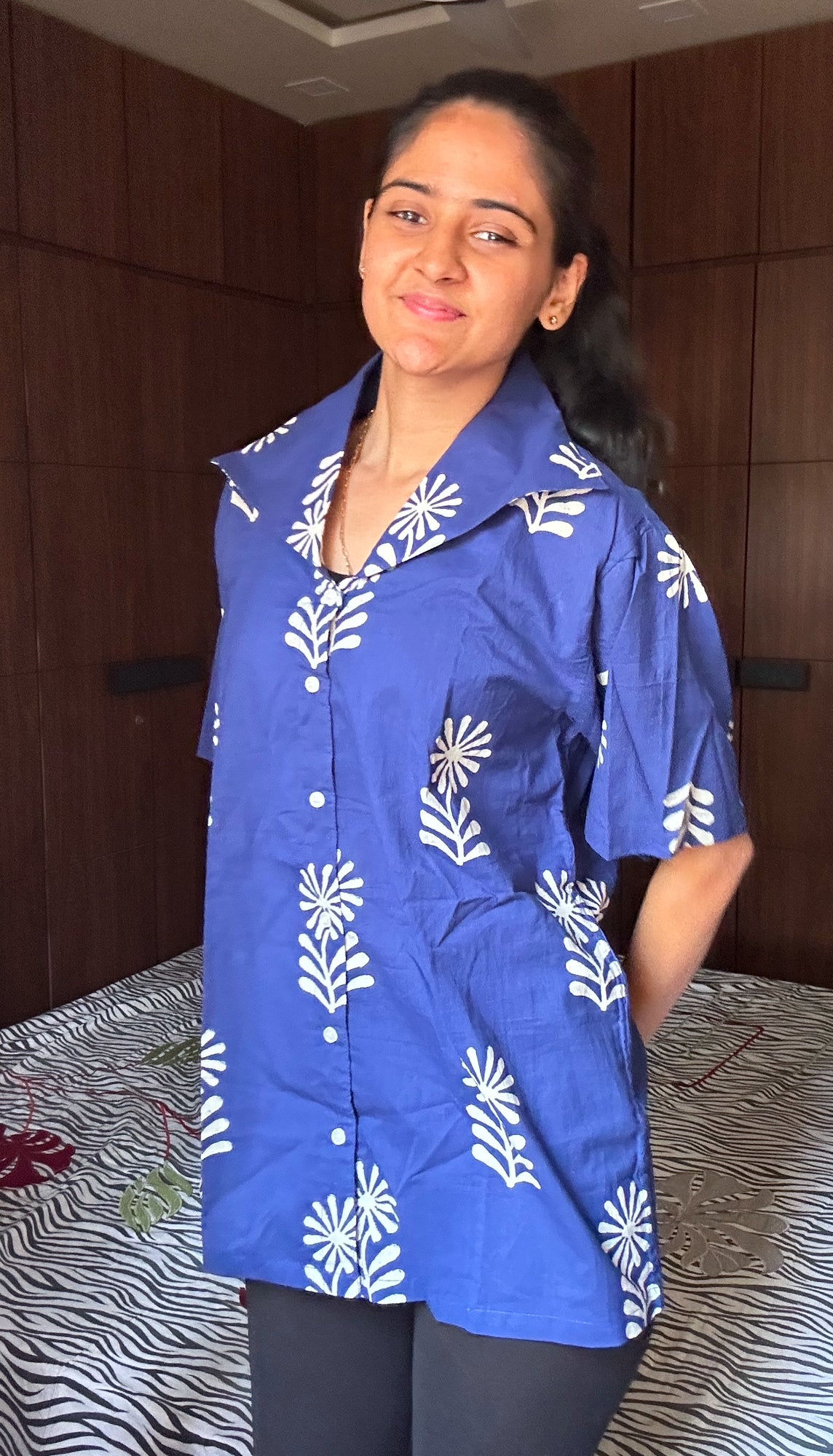 Indigo flower bon-bon shirt